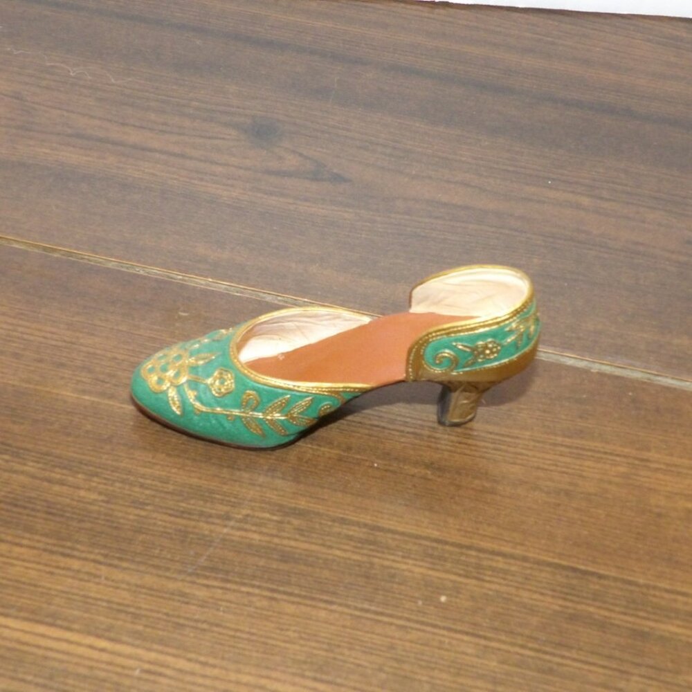 NIB Raine Just The Right Shoe Figurine "Carved Heel" box paperwork